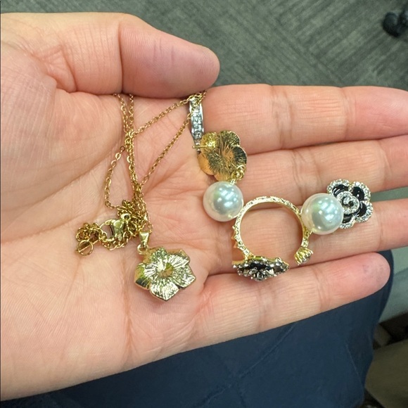 4 pieces Elegant Black and Gold Flower Jewelry Set - Picture 5 of 11